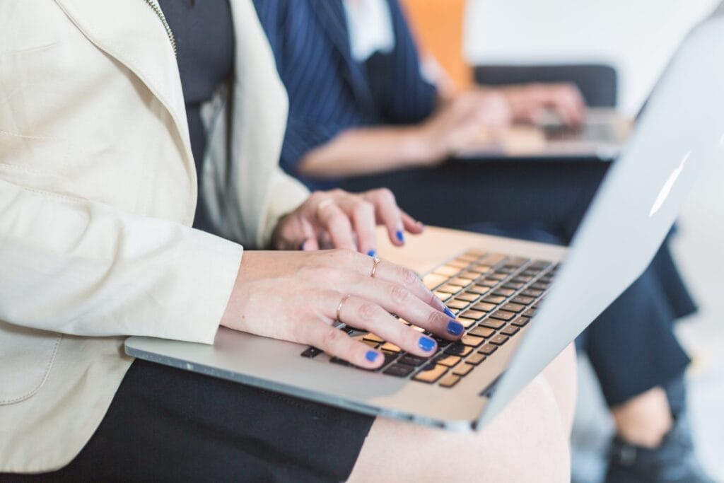 women-working-in-laptop